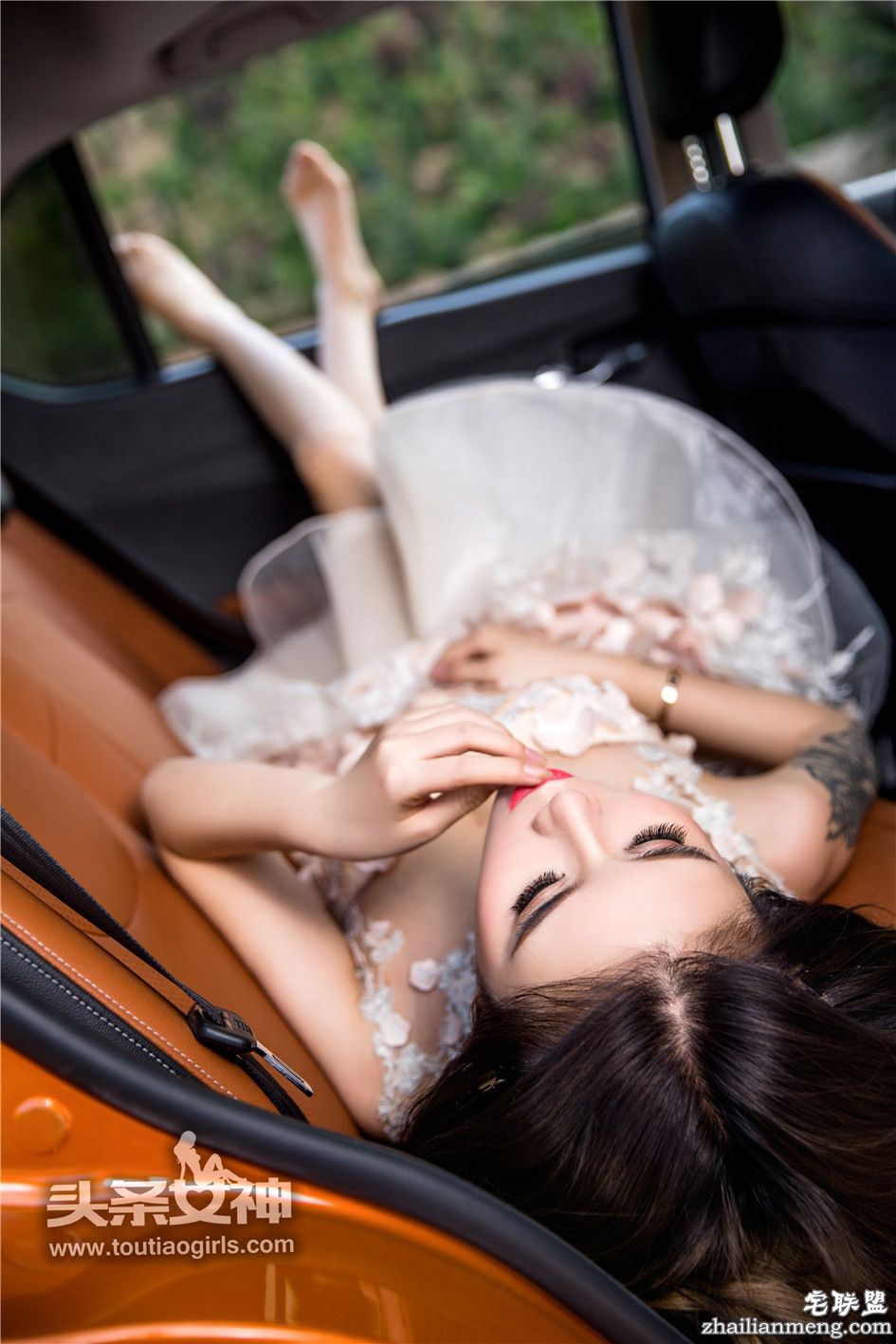 [头条女神] 公主裙美女爱丽莎演绎清纯车模写真摄影 第374期第4张