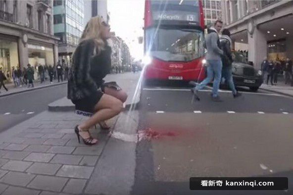 恶搞无极限！短裙女“下体喷血”恶搞吓唬路人