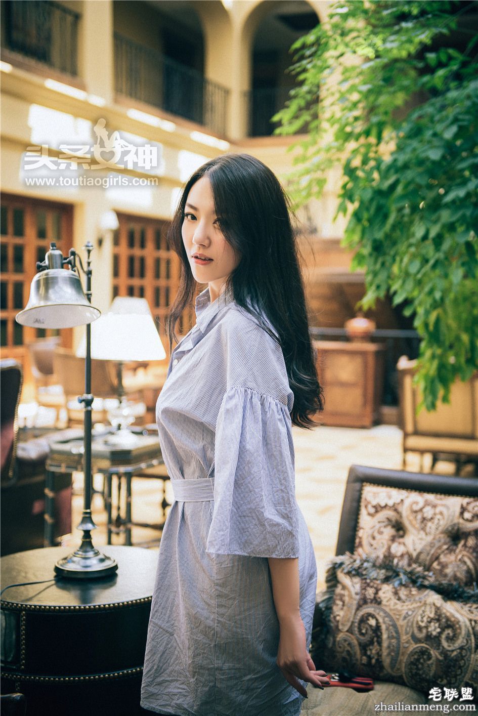 [头条女神] 高贵气质的女人丹丹户外大秀完美身材图片 第367期第4张