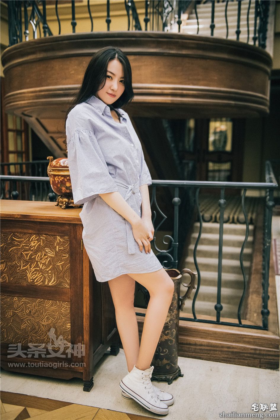 [头条女神] 高贵气质的女人丹丹户外大秀完美身材图片 第367期第9张