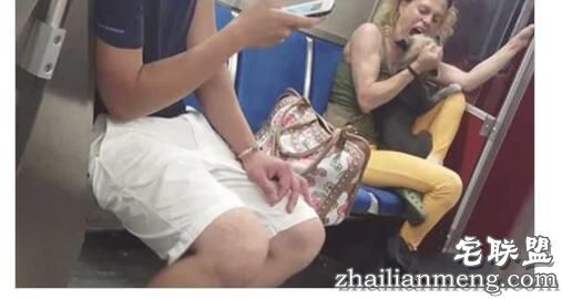 女子狂撕咬宠物狗画面疯狂看懵乘客