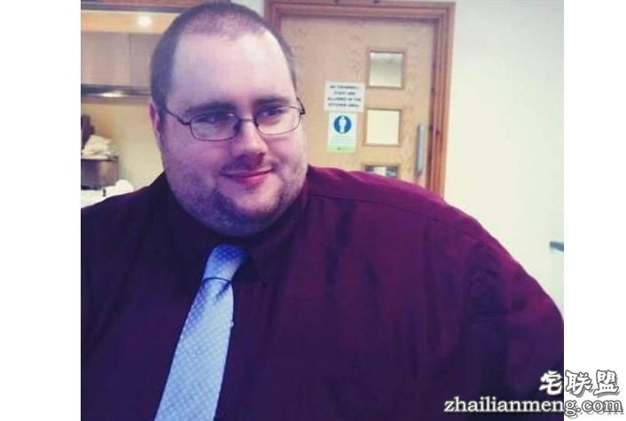 4百多斤男子20年没洗澡!15个月瘦一半终于能进浴缸了