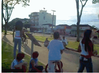 大姐身上的纹身和坐姿就能看的出你有很多故事