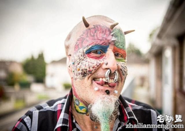 55岁男子花巨资整容，不惜割掉双耳，只为变成“鹦鹉人”