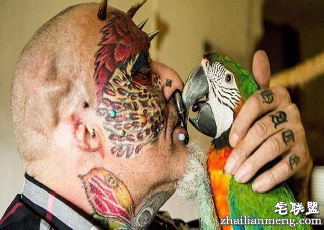 55岁男子花巨资整容，不惜割掉双耳，只为变成“鹦鹉人”