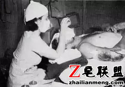 西方外科黑历史，理发师垄断手术只会放血，医生掘墓解剖练手速