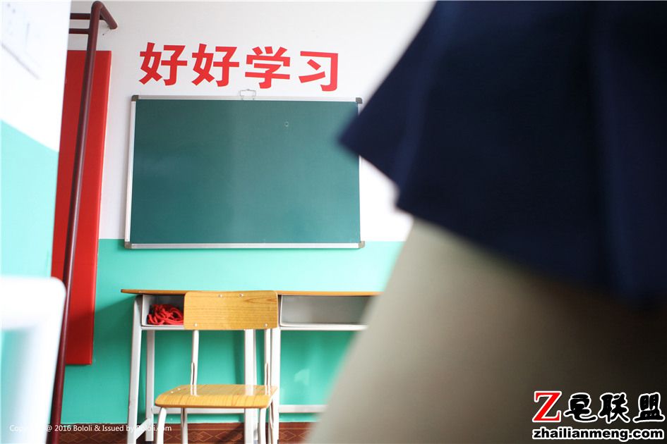 [波萝社] 超大胆学生妹黒黑教室性感写真图片 VOL.142第5张