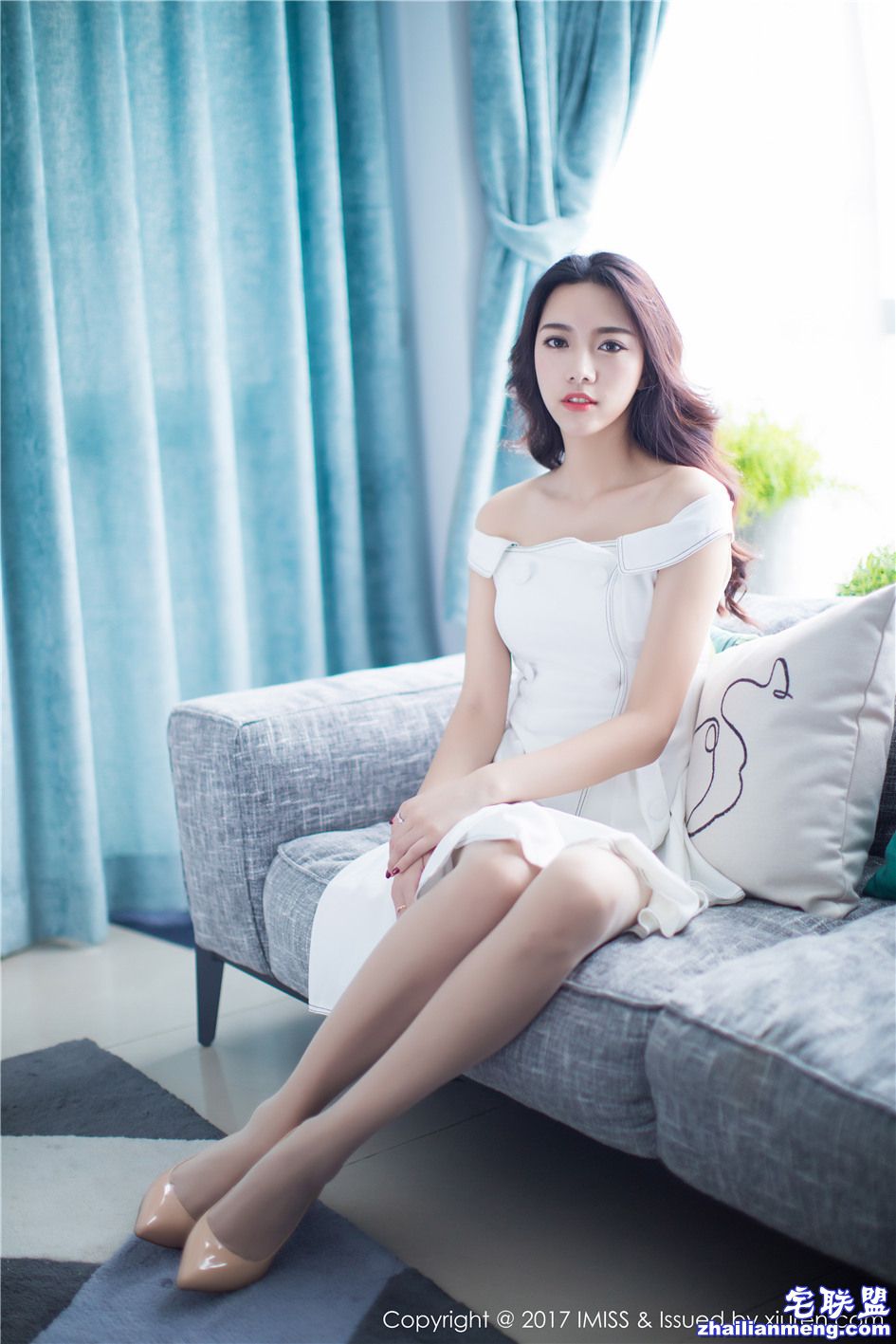 [爱蜜社] 绝对高清气质美女嫣儿薄丝袜美腿写真图片 Vol.174第3张