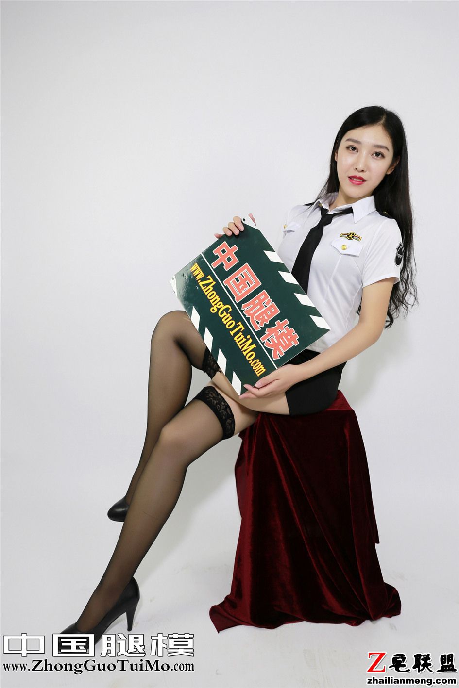 [中国腿模网] 黑丝制服美女小琦琦美腿写真 No.025第3张