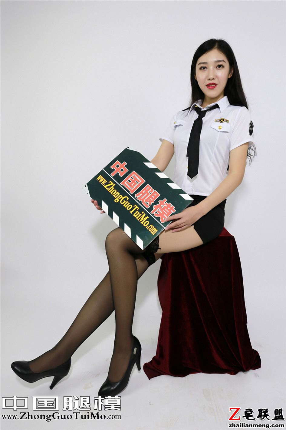 [中国腿模网] 黑丝制服美女小琦琦美腿写真 No.025第4张