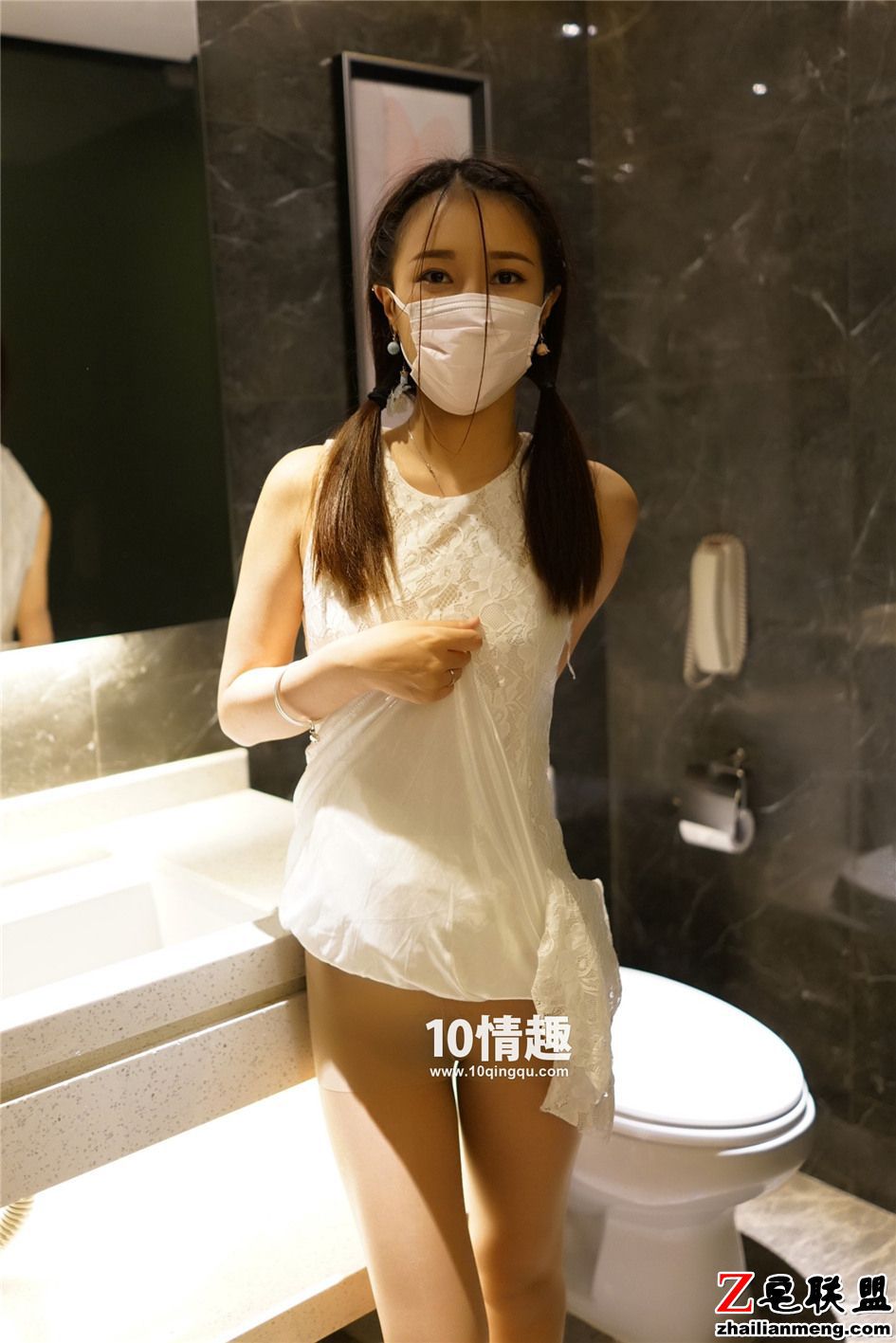 [ROSI写真] 白色蕾丝长裙美女浴室丝袜诱惑图片第9张