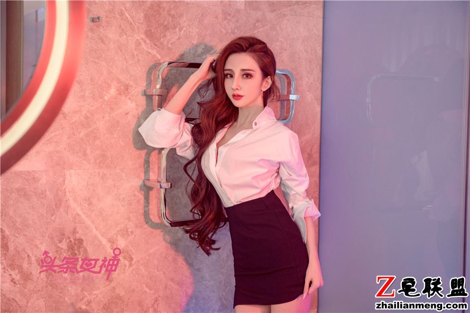 [头条女神] 妖艳勾魂极品美女阿依努尔瓦娅黑丝写真 第435期第10张