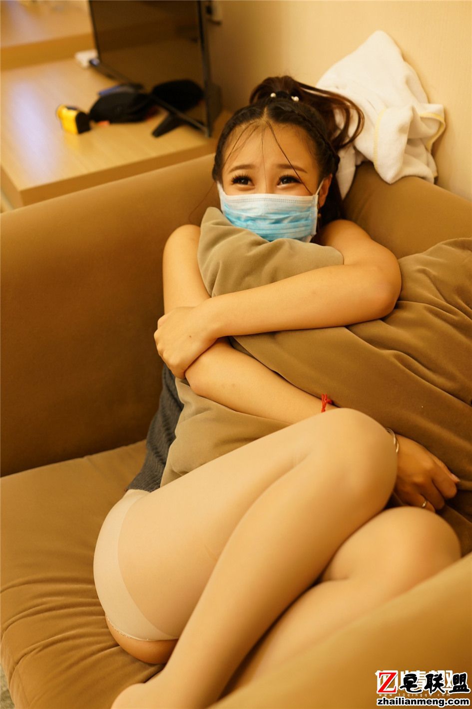 [ROSI写真] 开档丝袜妹沙发摆拍诱惑图片第4张