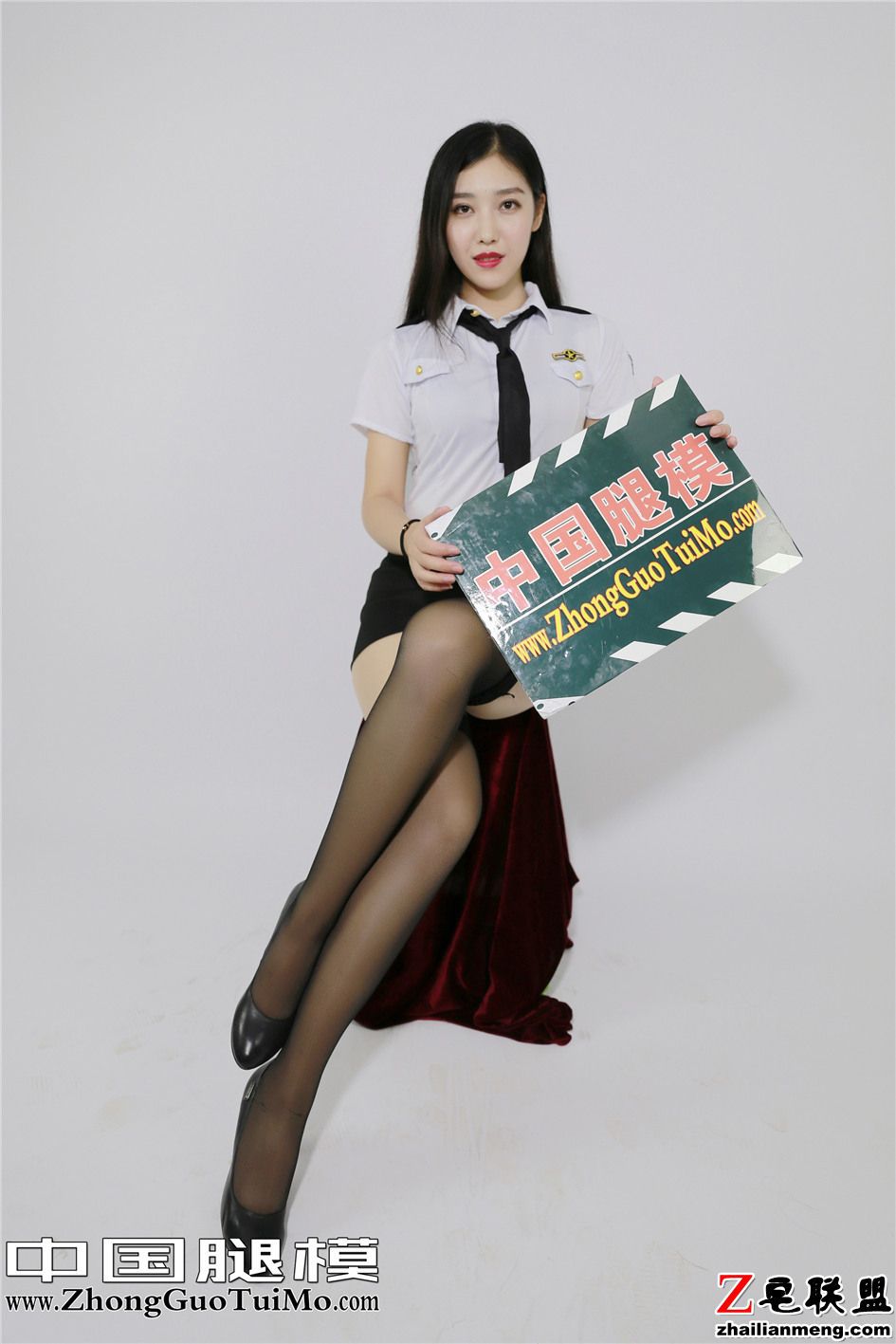 [中国腿模网] 黑丝制服美女小琦琦美腿写真 No.025第8张