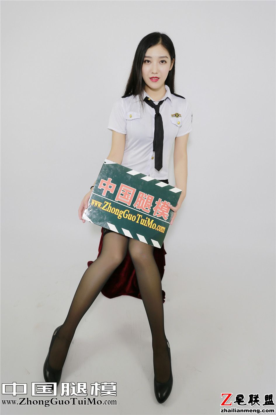 [中国腿模网] 黑丝制服美女小琦琦美腿写真 No.025第7张