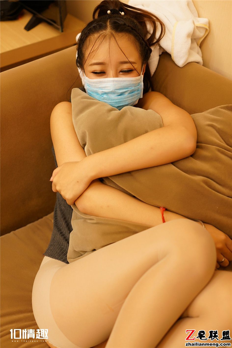 [ROSI写真] 开档丝袜妹沙发摆拍诱惑图片第5张