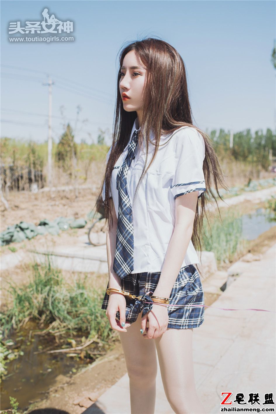 [头条女神] 戴手铐的美女樊安妮学生制服写真 第418期第4张