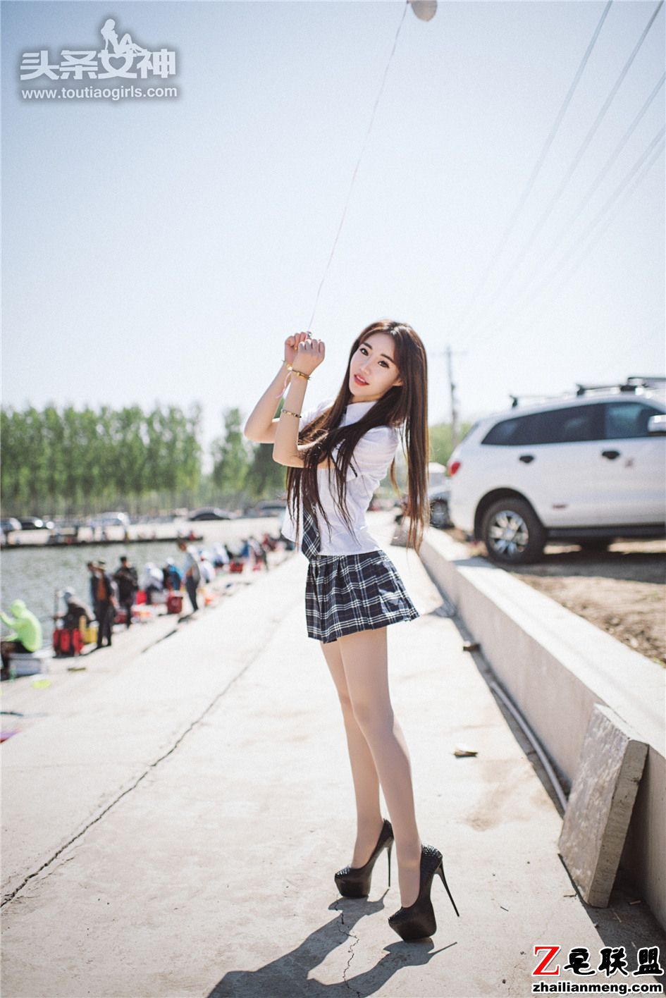 [头条女神] 戴手铐的美女樊安妮学生制服写真 第418期第6张