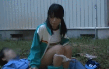 偷拍可爱双马尾学妹放肆野战 女上男下性交抽插gif动态图