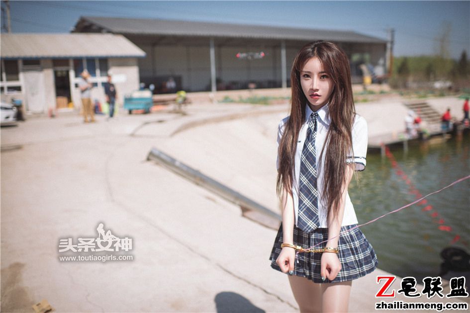 [头条女神] 戴手铐的美女樊安妮学生制服写真 第418期第2张