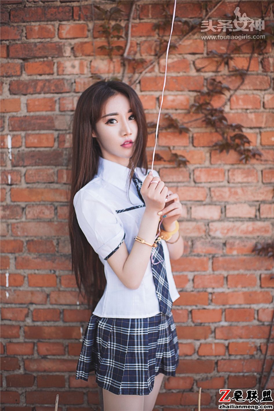 [头条女神] 戴手铐的美女樊安妮学生制服写真 第418期第7张
