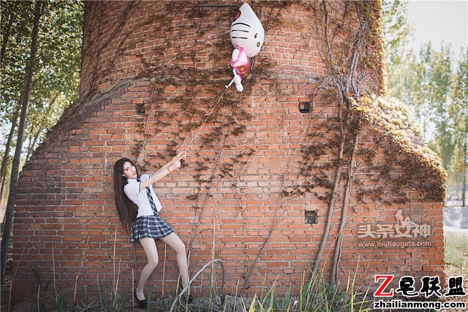 [头条女神] 戴手铐的美女樊安妮学生制服写真 第418期第3张