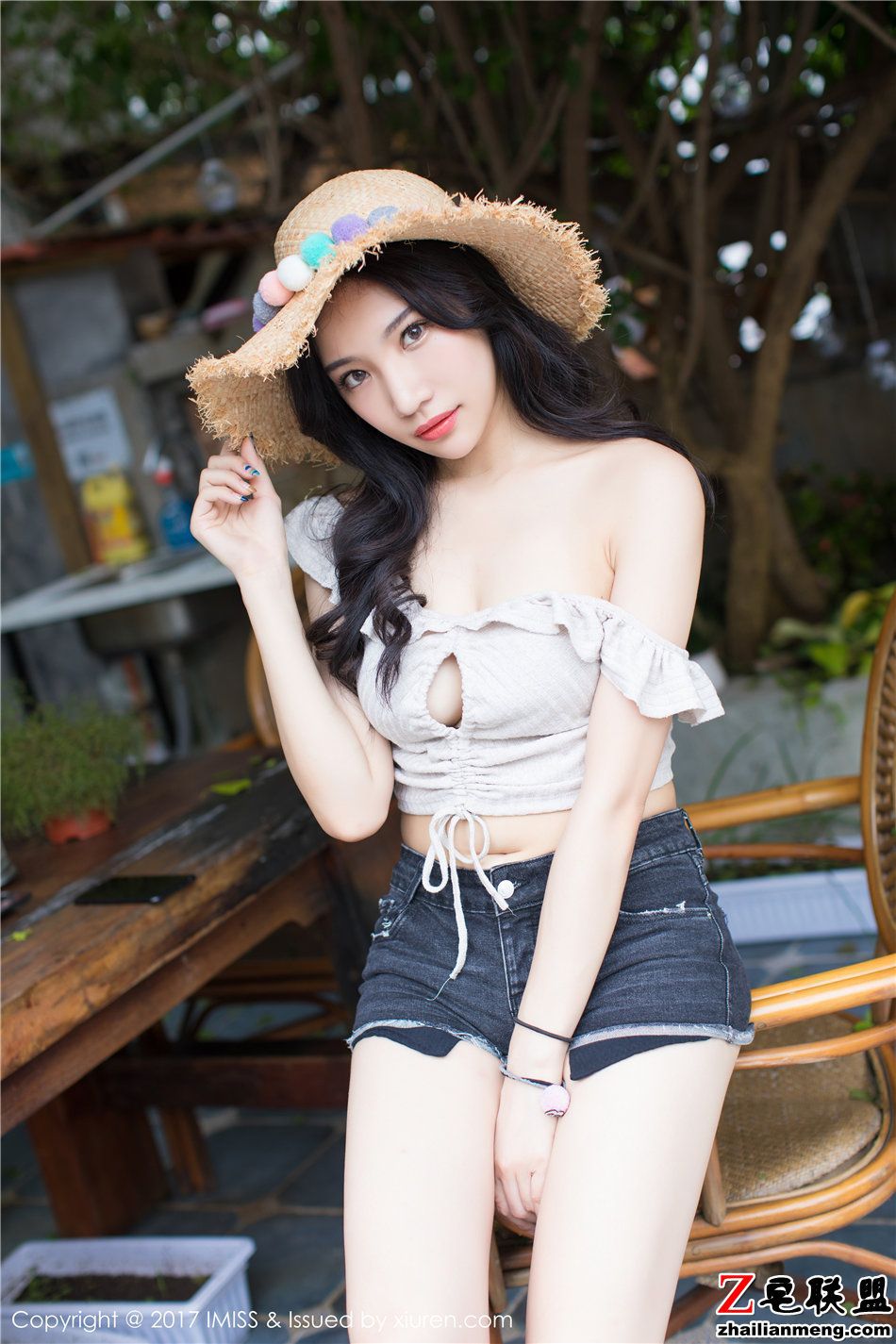 [爱蜜社] 长腿牛仔热裤女小狐狸Sica高清旅拍写真 Vol.182第4张