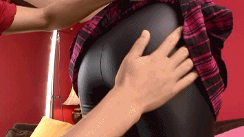 摸美女的咪咪是什么感觉gif 美女胸罩崩开视频图片