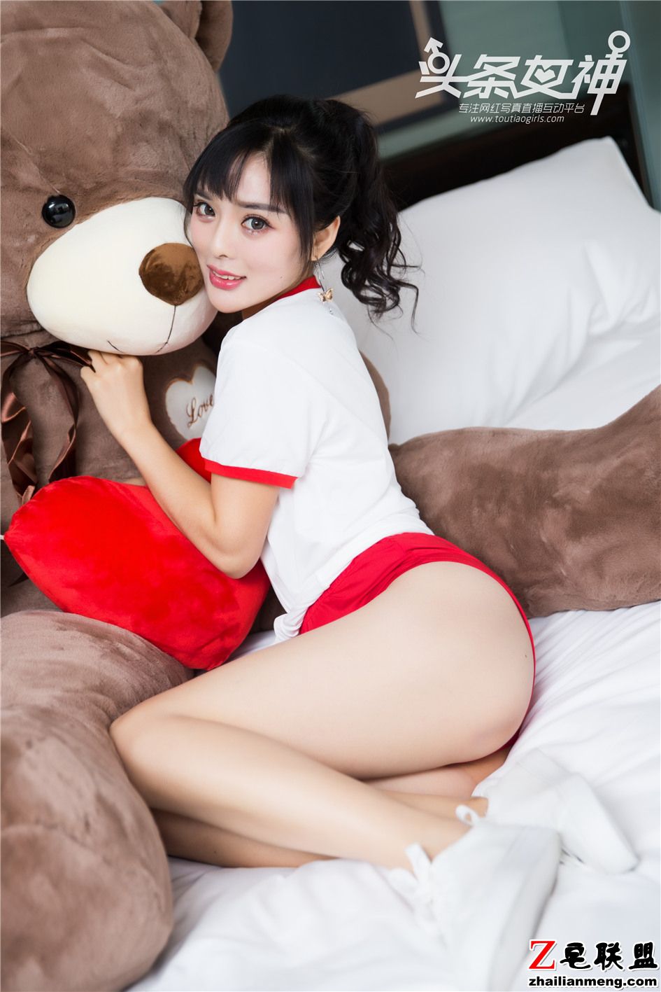 [头条女神] 美女周熙妍公仔床上写真 第450期第7张