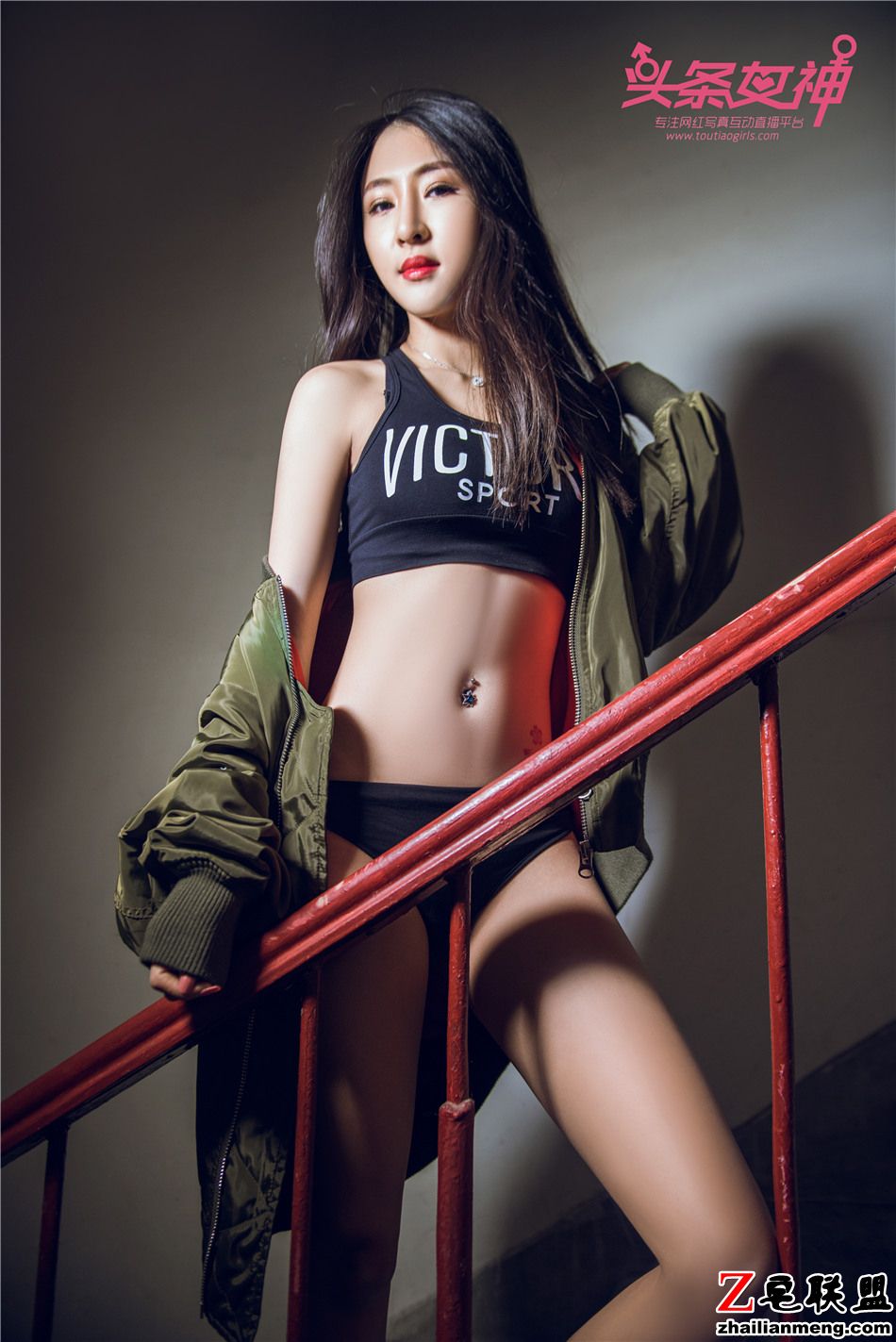 [头条女神] 丝袜美腿嫩模如意楼梯上的写真 第460期第9张