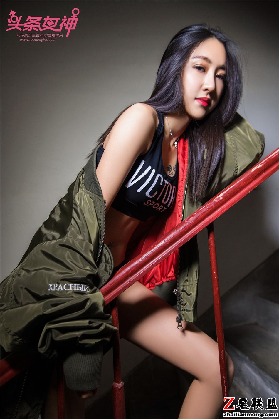 [头条女神] 丝袜美腿嫩模如意楼梯上的写真 第460期第7张