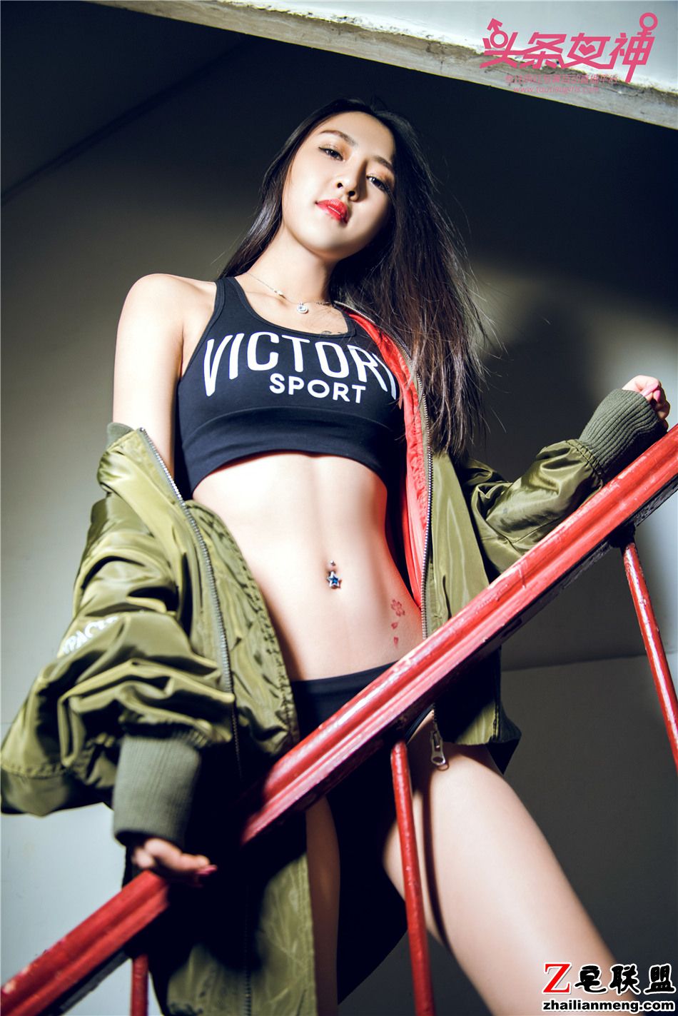 [头条女神] 丝袜美腿嫩模如意楼梯上的写真 第460期第10张