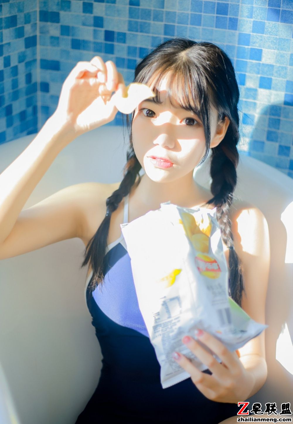 日系美女小萝莉双马尾吊带连体泳衣写真