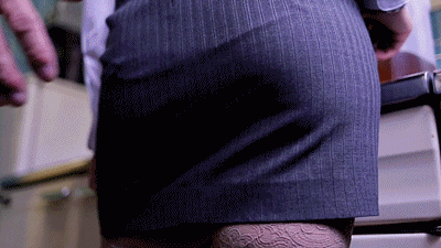 美女被叉动态图片深夜福利 翘臀后进动态图双腿无力