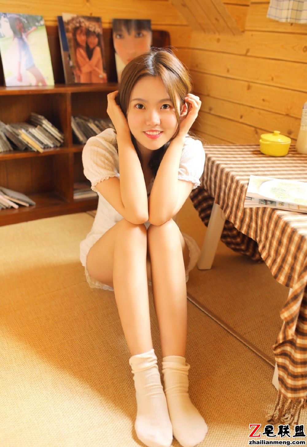 日本清纯美女热裤长腿性感柔弱私房写真