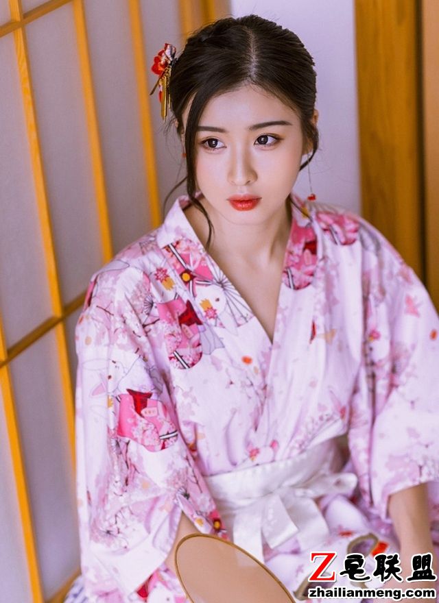 日本风俗媚娘和服下成熟的酮体大尺度姿势写真