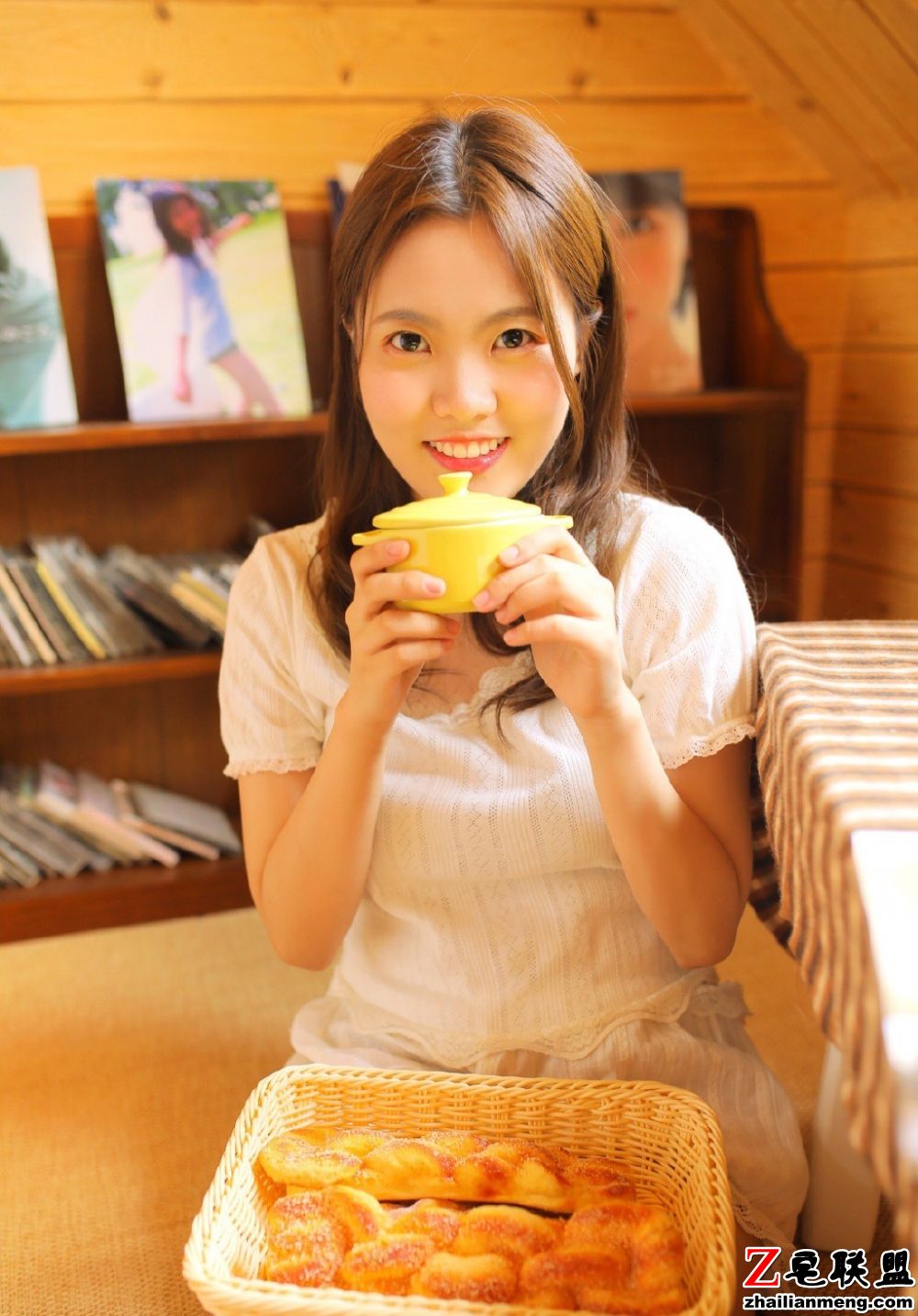 日本清纯美女热裤长腿性感柔弱私房写真