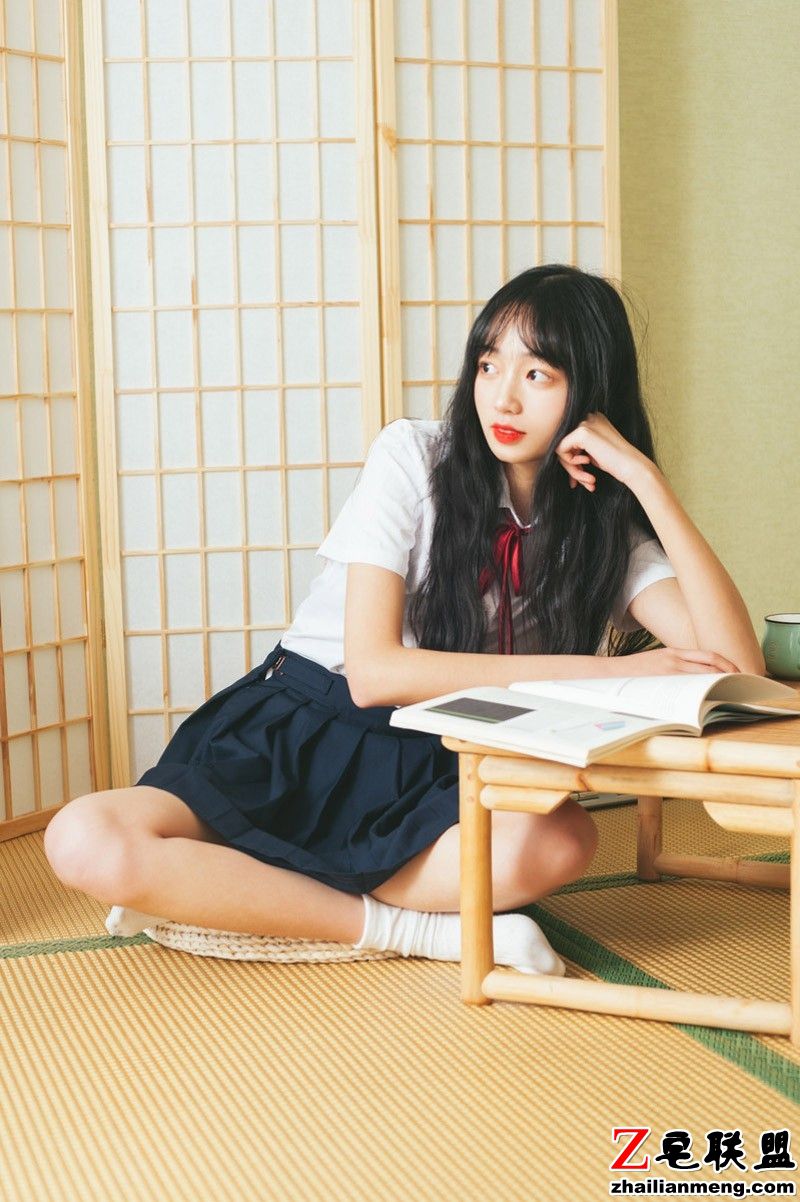 日本美女模特JK制服裸足嫩鲍大胆私房写真