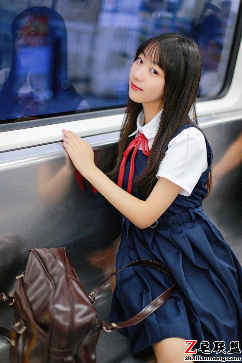 日本萝莉JK制服地铁唯美写真