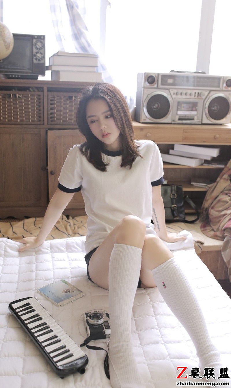 日本体操制服运动美女白丝美腿卧室大胆写真