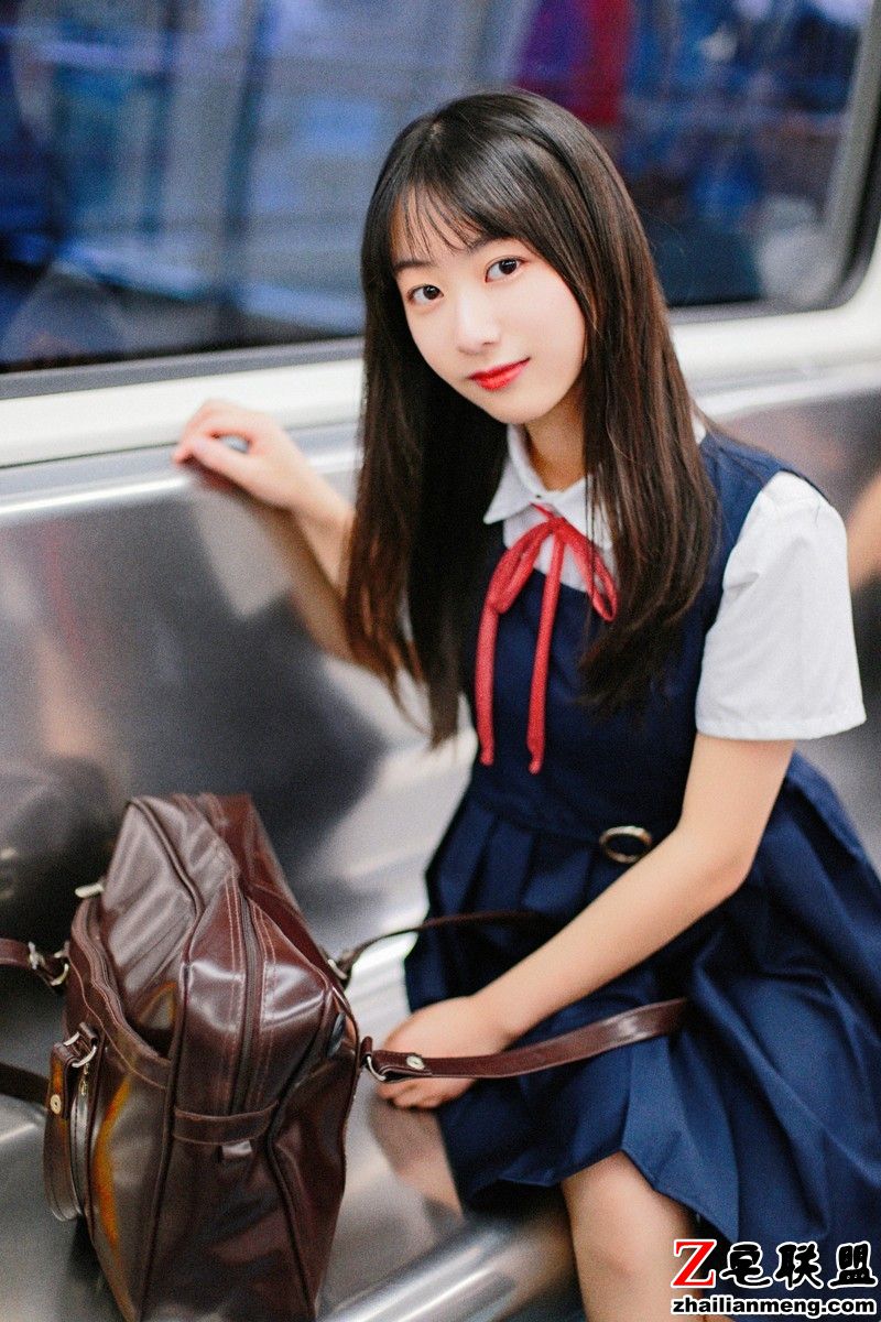 日本萝莉JK制服地铁唯美写真