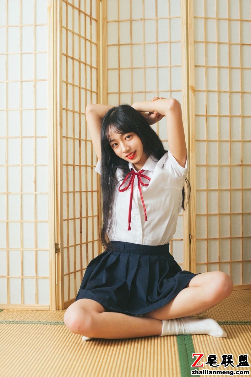 日本美女模特JK制服裸足嫩鲍大胆私房写真