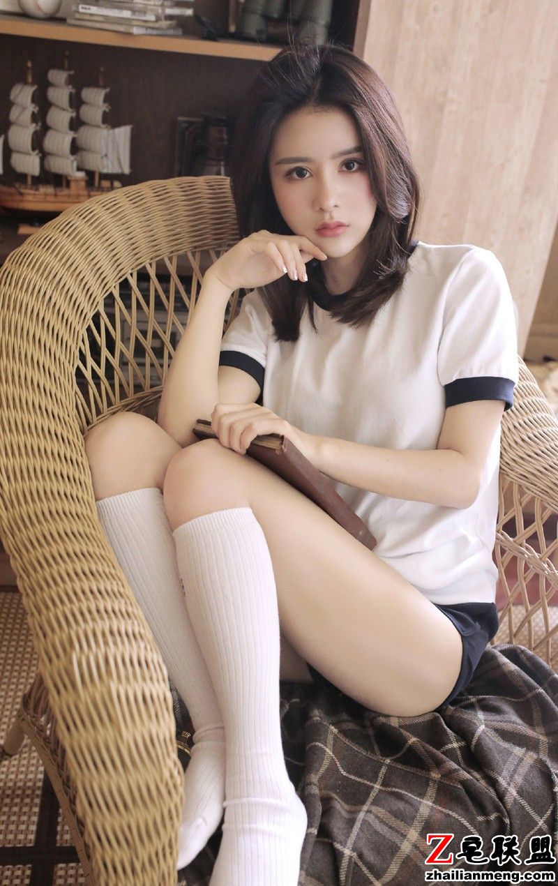 日本体操制服运动美女白丝美腿卧室大胆写真