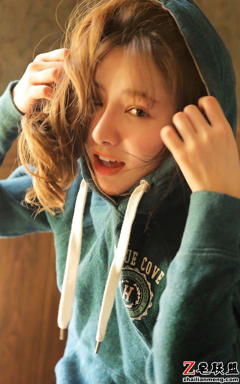 日本美女休闲运动服性感长腿卧室私房写真