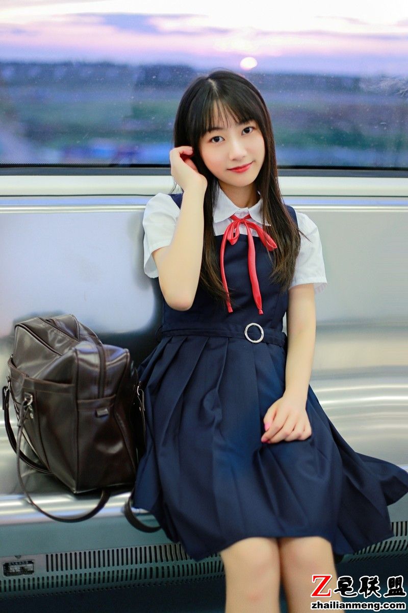 日本萝莉JK制服地铁唯美写真
