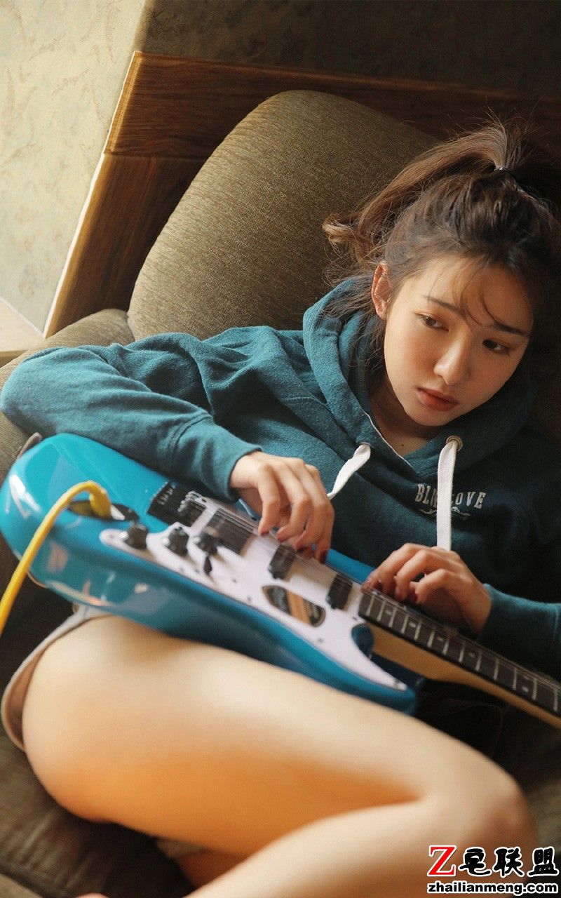 日本美女休闲运动服性感长腿卧室私房写真