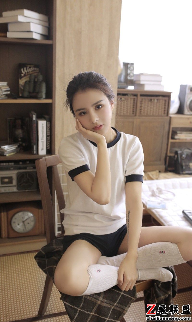 日本体操制服运动美女白丝美腿卧室大胆写真