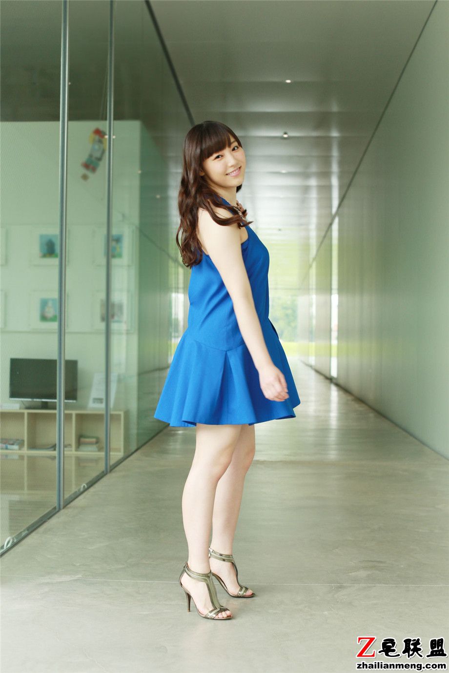 90后日本美女谱久村圣蓝色连衣长裙外拍写真图片第6张