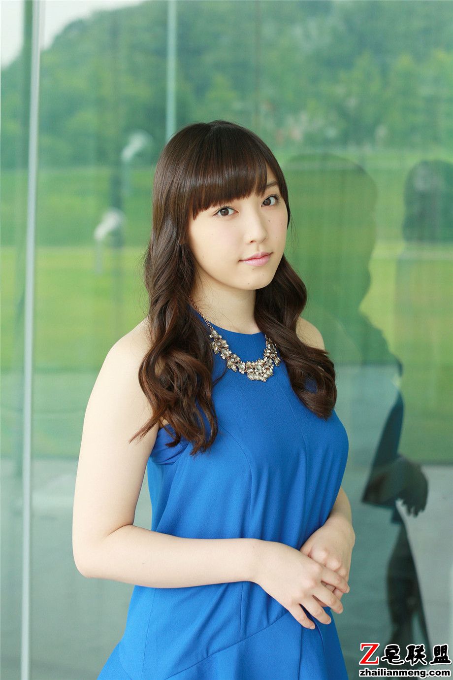 90后日本美女谱久村圣蓝色连衣长裙外拍写真图片第4张