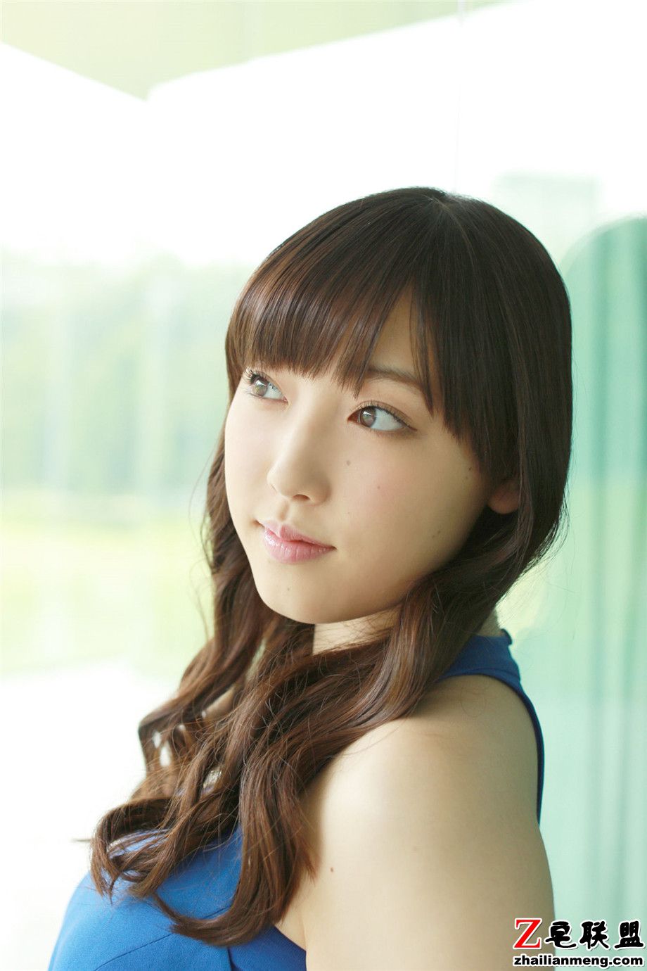 90后<a href=https://www.zhailm.com/e/tags/?tagname=%E6%97%A5%E6%9C%AC%E7%BE%8E%E5%A5%B3 target=_blank class=infotextkey>日本美女</a>谱久村圣蓝色连衣长裙外拍<a href=https://www.zhailm.com/e/tags/?tagname=%E5%86%99%E7%9C%9F%E5%9B%BE%E7%89%87 target=_blank class=infotextkey>写真图片</a>第2张